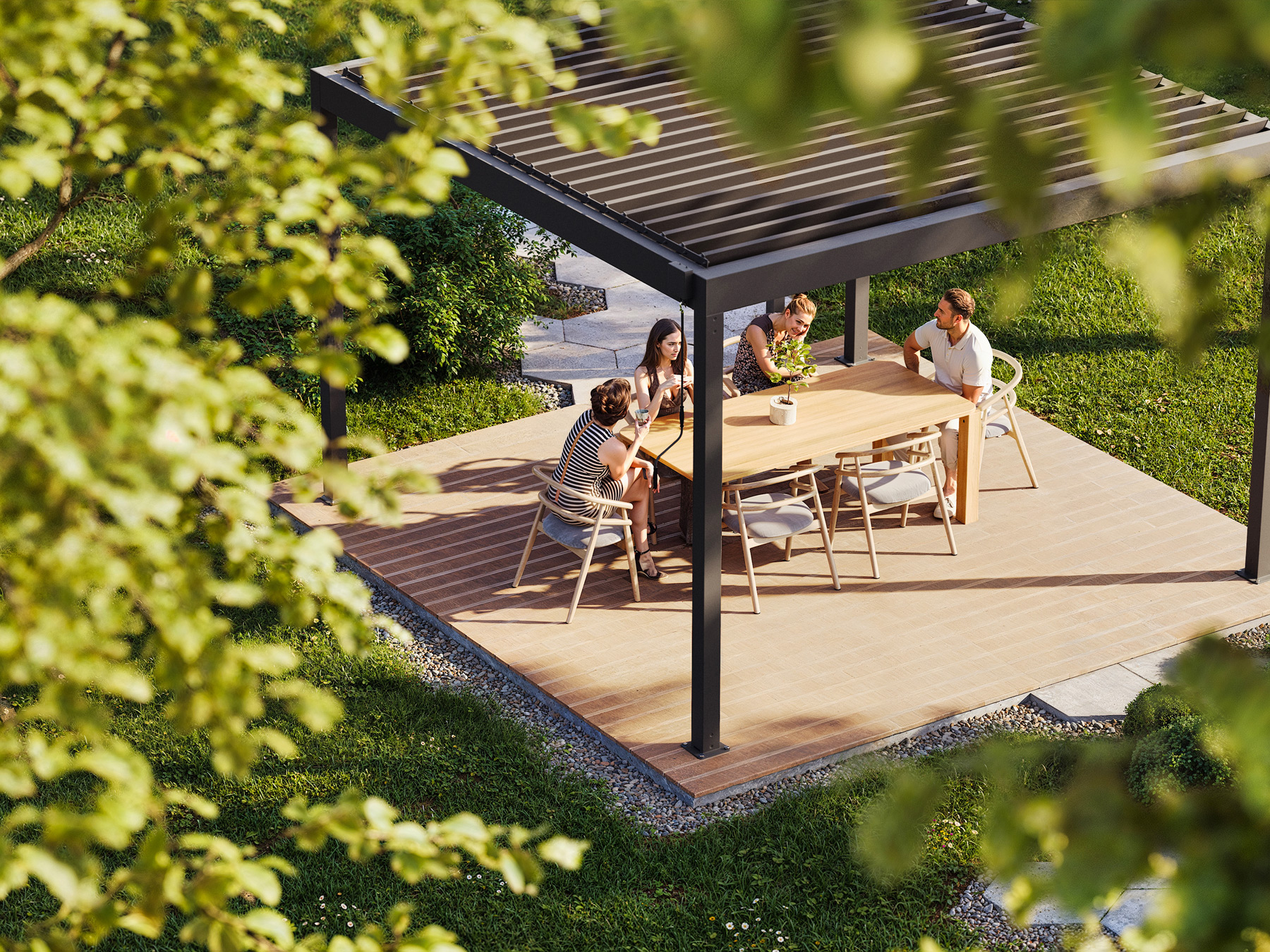 Wizualizacja 3d produktu pergoli ogrodowej w pięknym otoczeniu domu i zielonego terenu